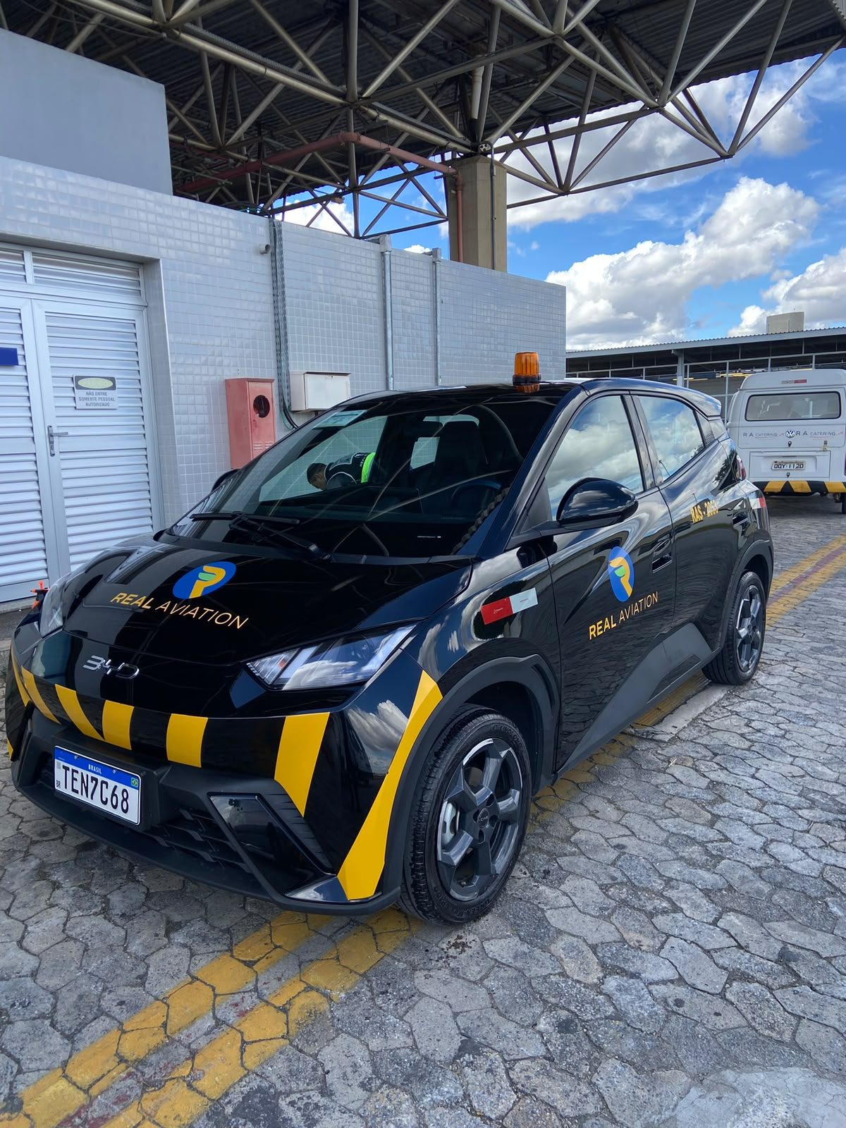 Carro operacional preto com acabamento brilhante