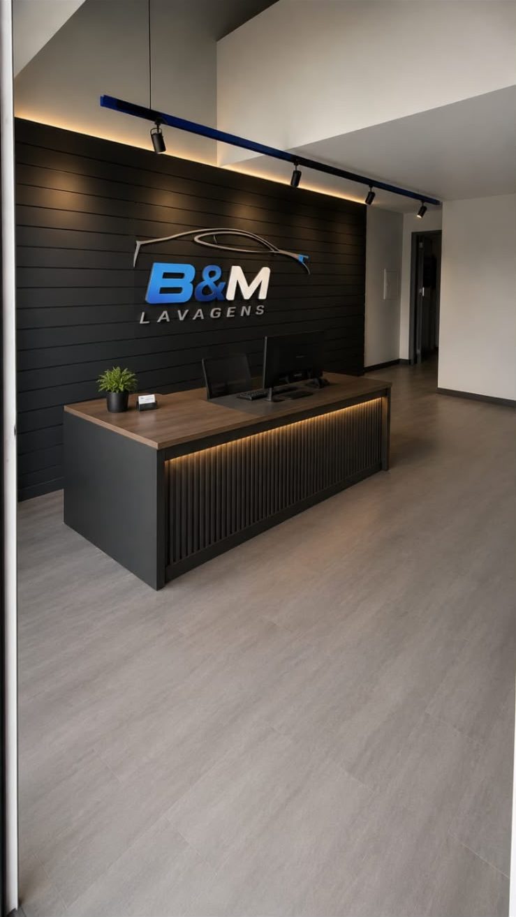 Recepção da B&M Lavagens, com balcão iluminado e logo na parede