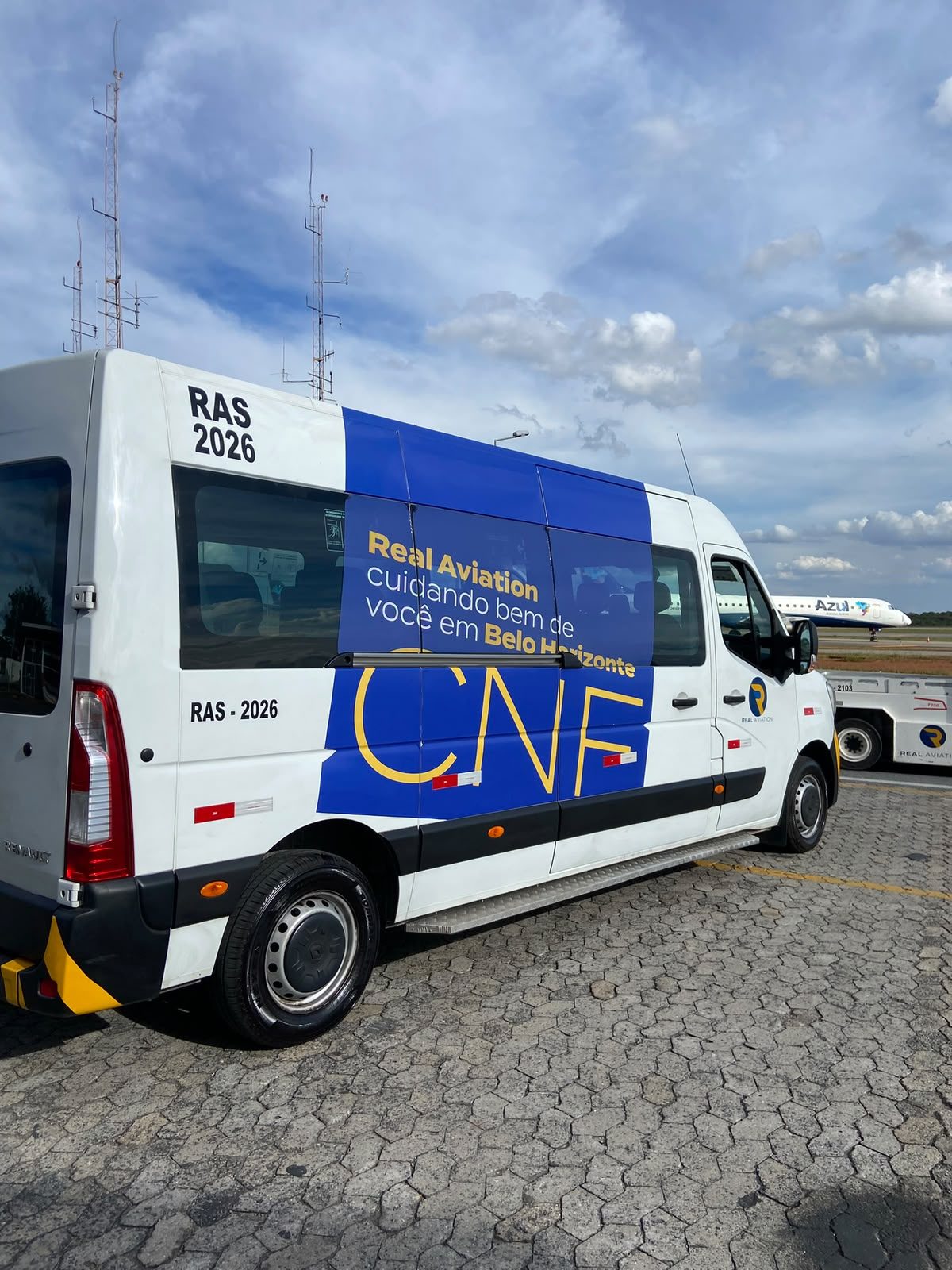 Van operacional limpa estacionada no pátio do aeroporto
